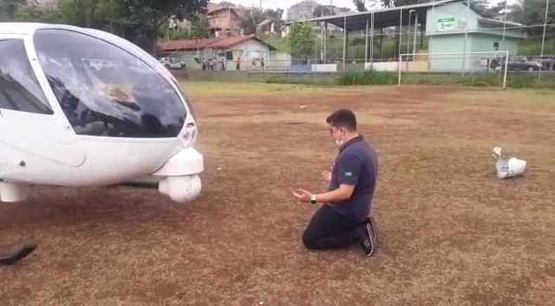 Piloto Dudu Barbatti faz orao aps realizar pouso forado no Barreiro