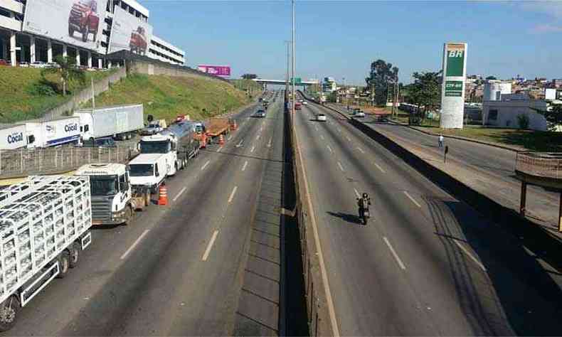 Trânsito na BR- 381, nas proximidades da Regap, em Betim, na manhã desta sexta-feira(foto: Paulo Filgueiras/EM/D.A Press)