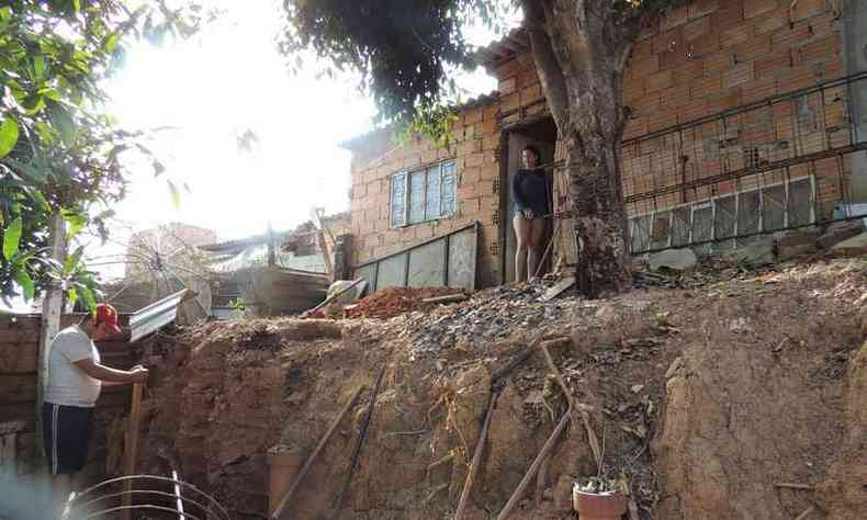 O morador Moiss Marques executa a estrutura do novo muro de conteno(foto: Lidiane Sant'Ana/PBH)