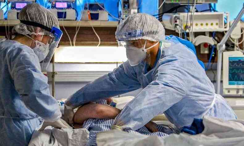 Mdicos em hospital de Porto Alegre (RGS) atendem paciente de coronavrus(foto: Silvio Avila / AFP)