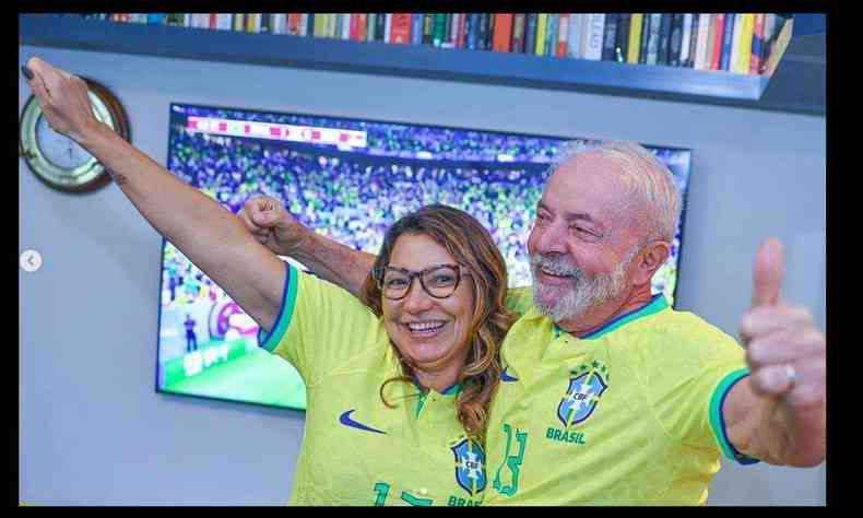 Janja and Lula dressed in the Sele shirt