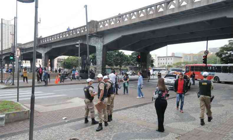 O poste caiu de cima do Viaduto Santa Tereza(foto: Tlio Santos/EM/D.A.Press)