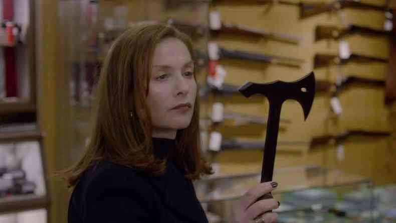 Atriz Isabelle Hupert segura um machado em cena do filme Elle 