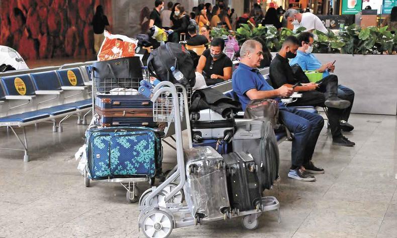 (foto: Juarez Rodrigues/EM/D.A Press %u2013 27/4/22) Passageiros aguardam embarque no Aeroporto Internacional de Belo Horizonte, em Confins