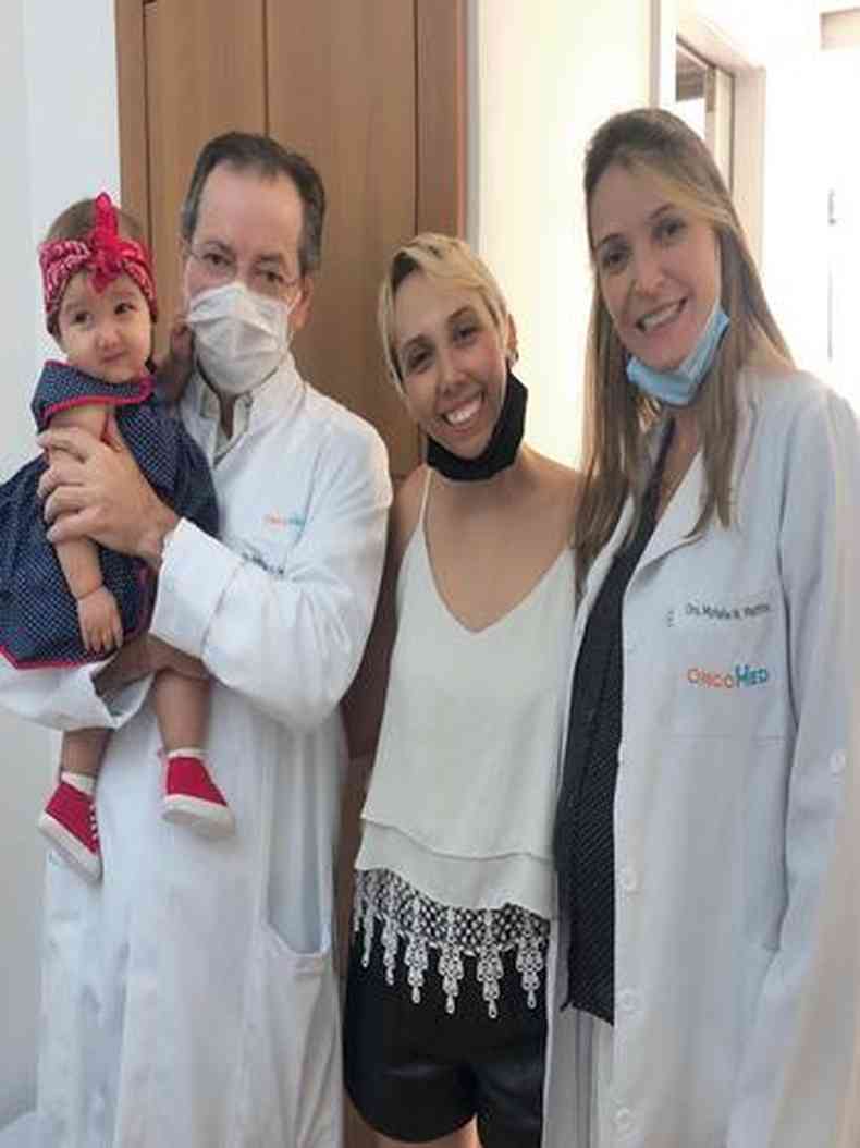 Na foto, o oncologista e diretor da Oncomed e do Instituto Orizonti, Amndio Soares, a paciente Tayane Rodrigues, sua filha Liz, de cinco meses, e a oncologista Mirielli Martins(foto: Arquivo pessoal)