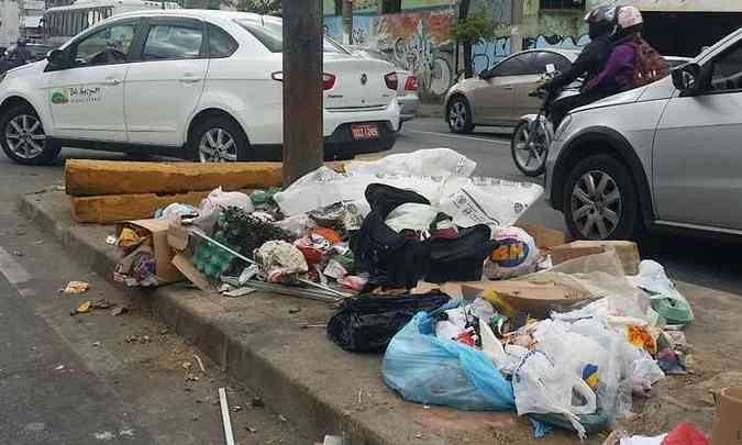 Restos de comida e pedaos de materiais diversos se acumulam(foto: Paulo Filgueiras/EM/D.A PRESS)