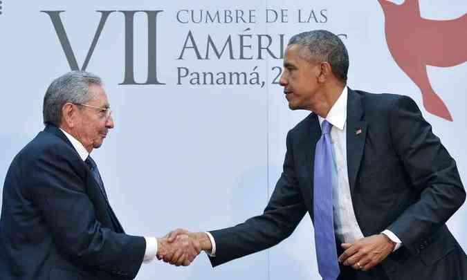 Ral Castro e Barack Obama tiveram encontro histrico na Cpula das Amricas, no Panam, a primeira entre presidentes dos dois pases em mais de 50 anos(foto: AFP PHOTO/MANDEL NGAN )