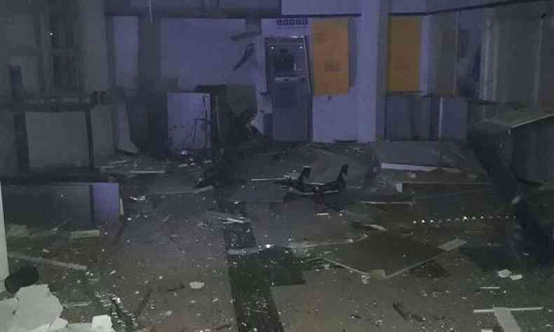Agncia atacada pelos criminosos ficou destruda(foto: Reproduo/ Internet/ Whatsapp)