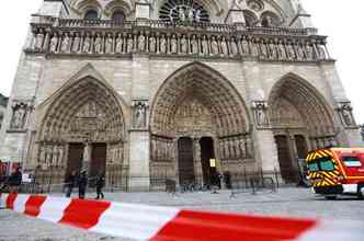 Catedral foi evacuada e est fechada para turistas(foto: PIERRE VERDY / AFP)