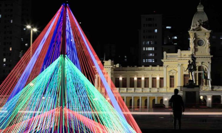 Instalao luminosa multicolorida em forma de pirmide na Praa da Estao
