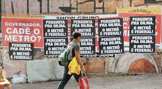 Cartazes cobrem muros do Bairro Floresta. Primeiro foram colados os que questionam o governador, depois os que atribuem a Dilma o atraso nas obras (foto: Beto Novaes/EM/D.A PRESS)