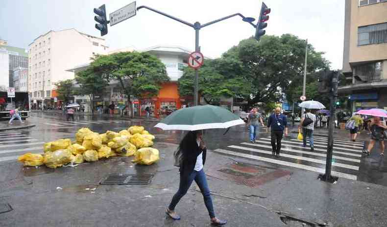Belo Horizonte teve tarde chuvosa nesta tera-feira(foto: Alexandre Guzanshe/EM/D.A Press)
