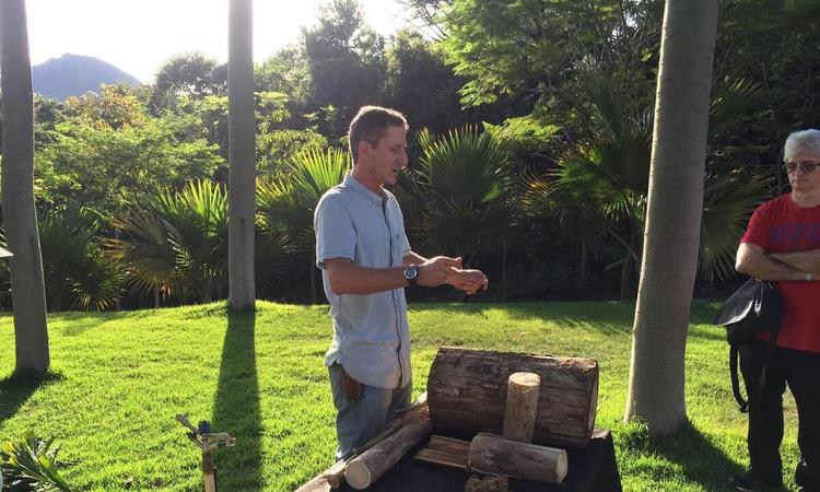 Juliano Borin, curador botnico do Inhotim, d explicao a visitante nos jardins de Brumadinho