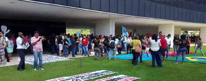 Com faixas e cartazes, professores fazem manifestao na manh desta sexta-feira na sede administrativa do governo de Minas(foto: Edsio Ferreira/EM/D.A Press)