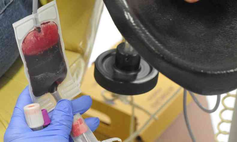 Imagem de uma bolsa de sangue sendo coletada
