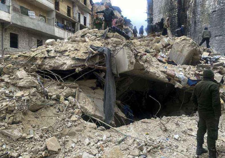 Busca por sobreviventes em Aleppo, Syria(foto: Reuters) Busca por sobreviventes em Aleppo, Syria