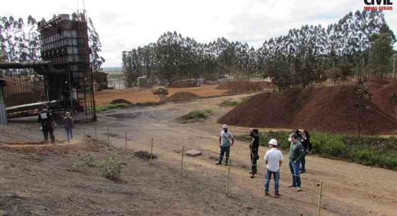 Policiais em sede de siderrgica: delegado Luiz Otvio Braga Paulon diz que essa  a primeira fase de uma grande investigao que est em curso(foto: Polcia Civil de Minas Gerais/Divulgao)