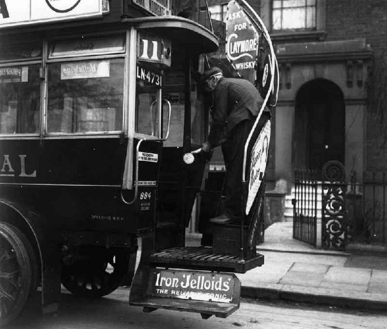 Um homem em ônibus da London General Omnibus Co, em março de 1920. (Foto de H.F. Davis / Agência de Notícias Topical / Hulton Archive / Getty Images)(foto: Getty Images) Um homem em ônibus da London General Omnibus Co, em março de 1920. (Foto de H.F. Davis / Agência de Notícias Topical / Hulton Archive / Getty Images)