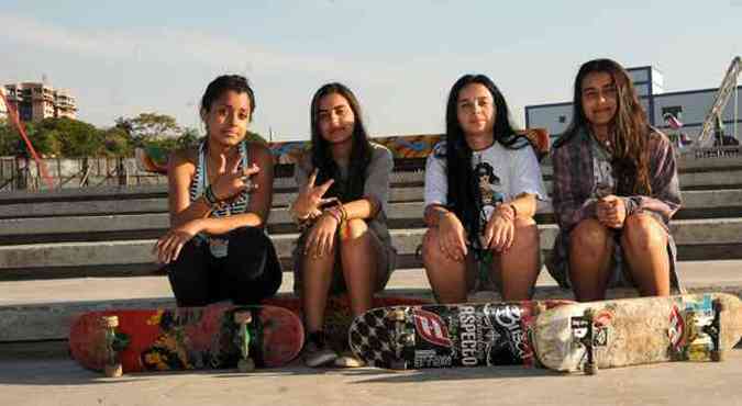 Lvia, Bruna, Tayna e Brbara na Praa da Jabuticaba, em Contagem: skatistas cobram melhorias no local(foto: Cristina Horta/EM/D.A Press)