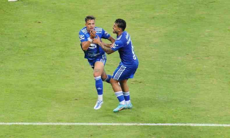 Jogadores do Cruzeiro celebram gol