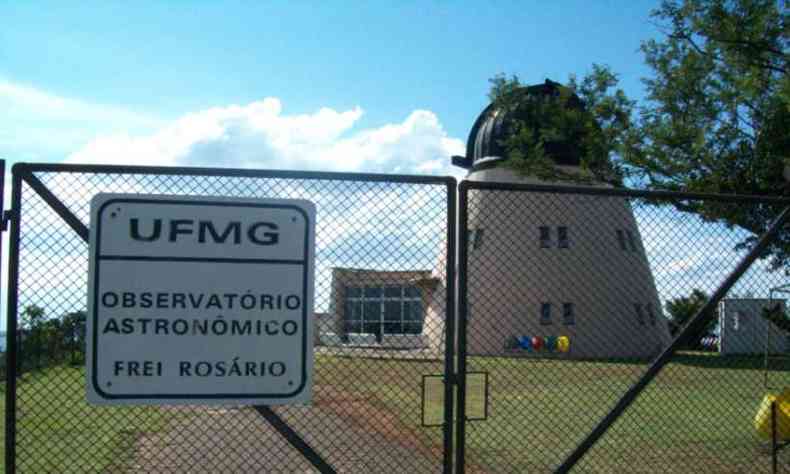 foto da entrada fechada de um observatrio astronmico, localizado na Serra da Piedade