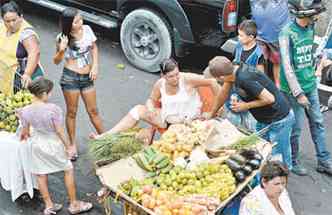 Adolescentes abordam clientes para vender as rifas em barracas de frutas, peixes e verduras(foto: Monique Rene / CB / DA Press)