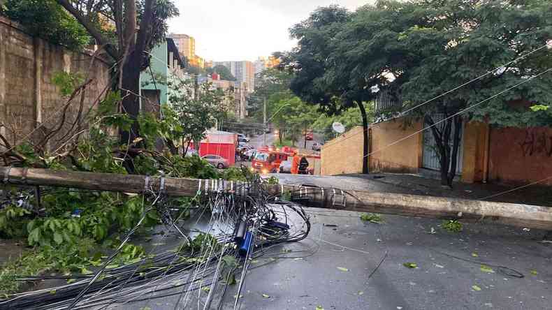 Queda de poste de energia no bairro Cinquentenrio, em BH