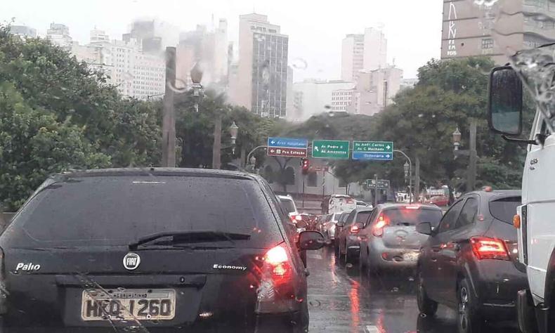 Carros enfrentam trnsito parado no Centro de BH por causa das chuvas