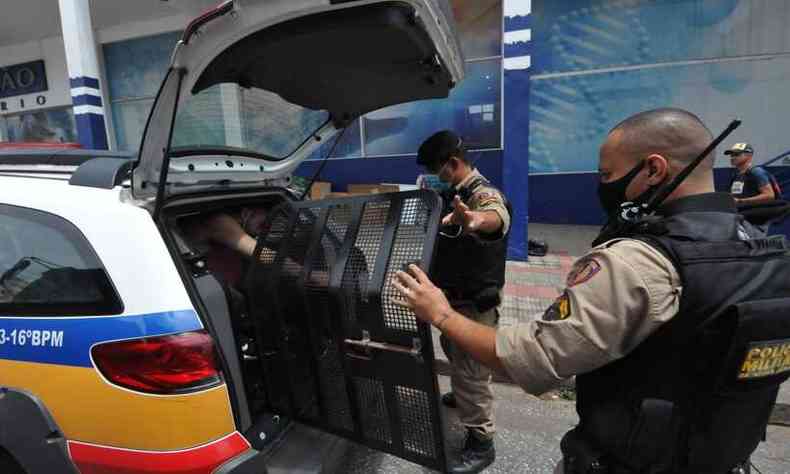Suspeito foi conduzidopor militares o Batalho da PM em Santa TEreza(foto: Gladyston Rodrdrigues-EM/DA Press)