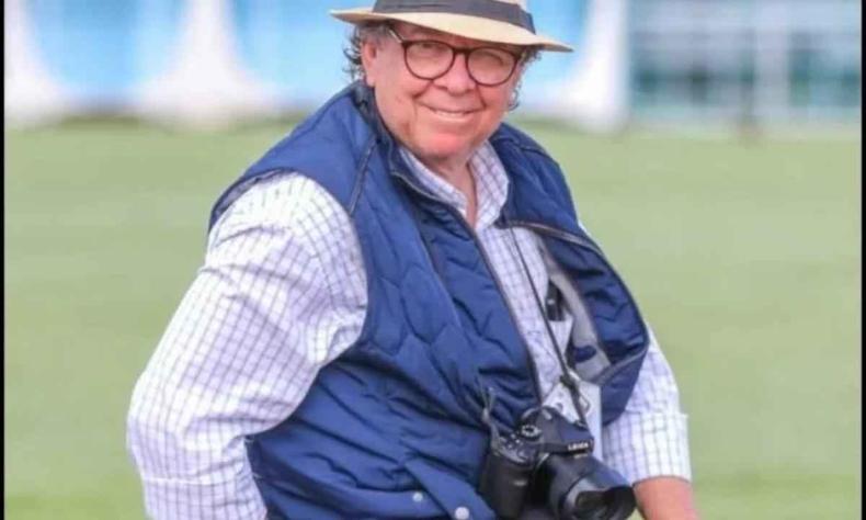 Orlando Brito, fotojornalista, com sua cmera pendurada no pescoo