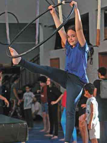 Mariana Penido, de 9 anos, faz aulas de circo duas vezes por semana