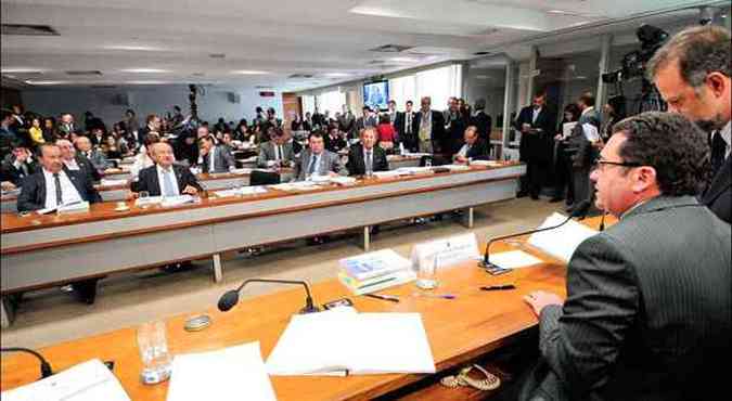 Estados pressionam CCJ do Senado pela aprovao da proposta que muda o indexador da dvida, de IGP-DI mais 7,5% para IPCA mais 4% (foto: Geraldo Magela/Agncia Senado - 2/11/13)