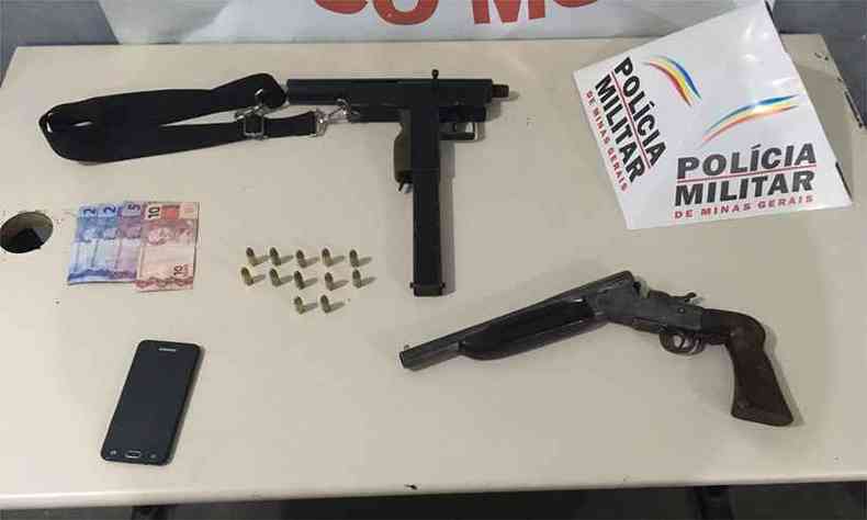 Armas apreendidas durante operao no Bairro Cu Azul(foto: Polcia Militar/Divulgao)