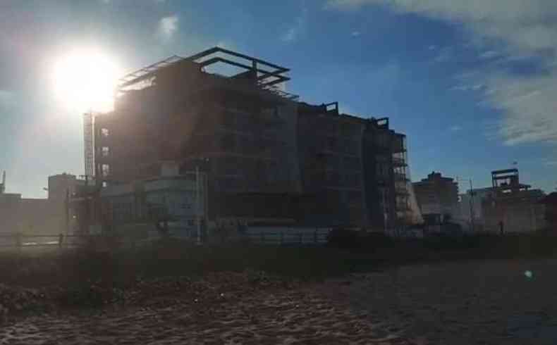 Imagem feita por participantes do grupo Salve Brava, mostrando edifcio em construo afetando a insolao da Praia Brava, em Itaja (SC)