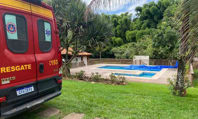 O beb foi retirado da piscina pelo pai