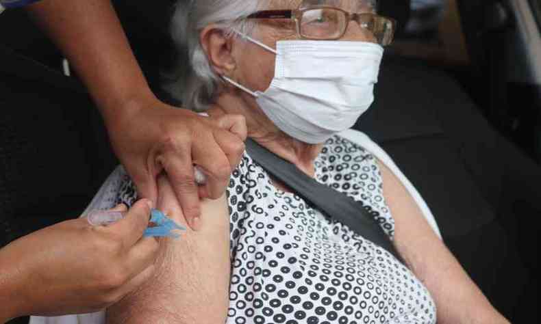 Idosos acima de 90 anos j foram contemplados com a vacina contra a COVID-19 em Sabar. Agora, os prximos da fila, sero os de 80 anos ou mais(foto: Prefeitura Sabar/Divulgao)