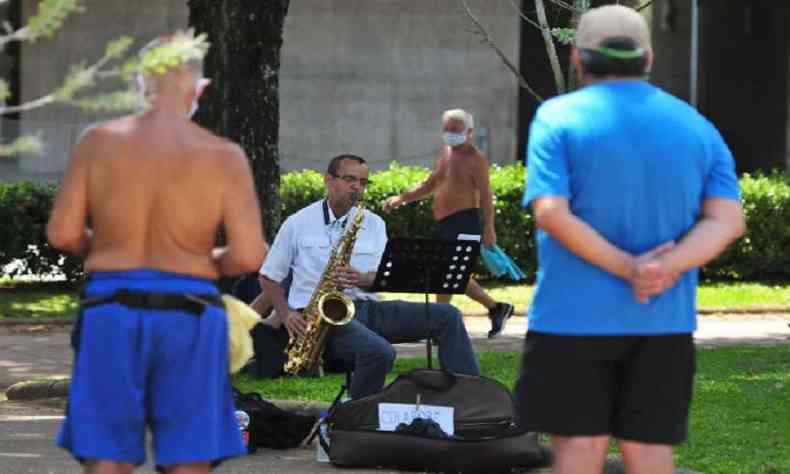 Enquanto toca, um saxofonista  observado por vrias pessoas(foto: Tulio Santos/EM/D.A Press)