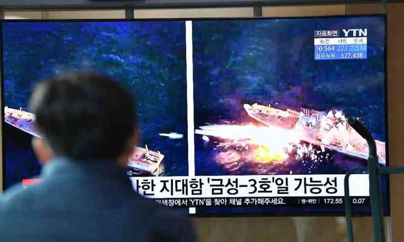 Cidado assiste pela TV ao teste de msseis na Coreia do Norte(foto: Jung Yeon-je / AFP)