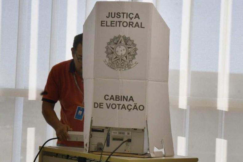 Eleitor na cabine de votao