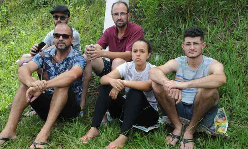 Gilsele Loures com o marido, Valdeci, e os primos, aguarda notcias do pai, Sebastio Divino Santana(foto: Paulo Filgueiras/EM/DA Press)