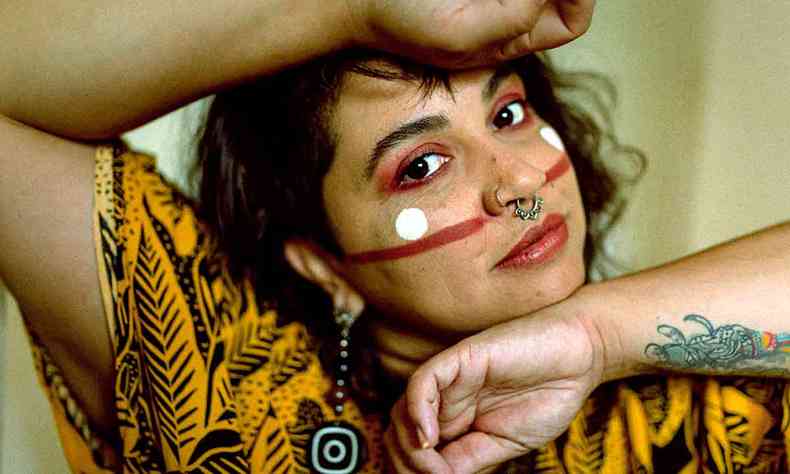 Foto da compositora chilena Claudia Manzo, que exibe pinturas com motivos andinos em seu rosto 