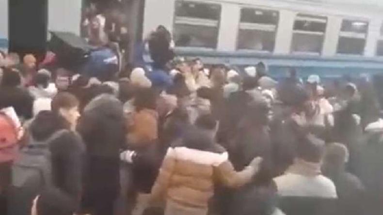 H aglomerao em estao de trem em Lviv - muitas pessoas querem embarcar nos trens para a Polnia