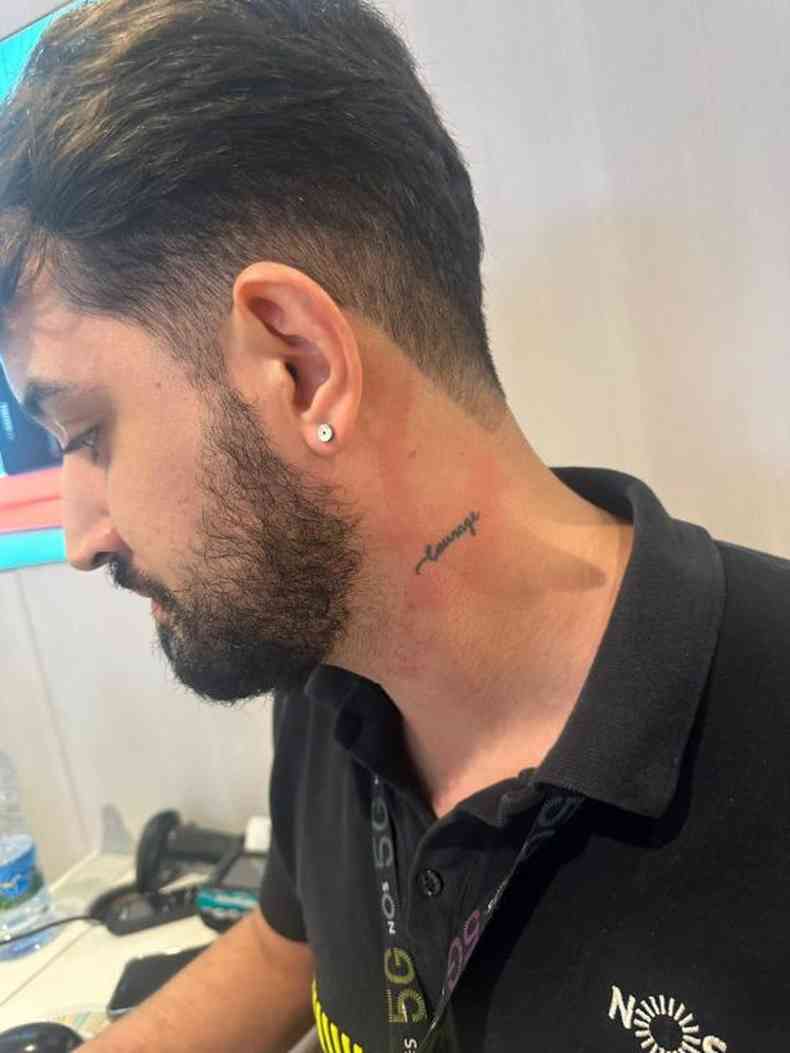 O brasileiro Paulo Teixeira, 27 anos, levou um tapa na cara e teve o pescoo arranhado dentro da loja em que ele trabalha em Portugal
