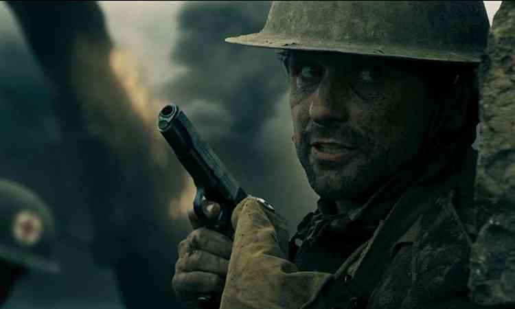 Matthew Rhys como soldado no front em cena da srie Perry Mason