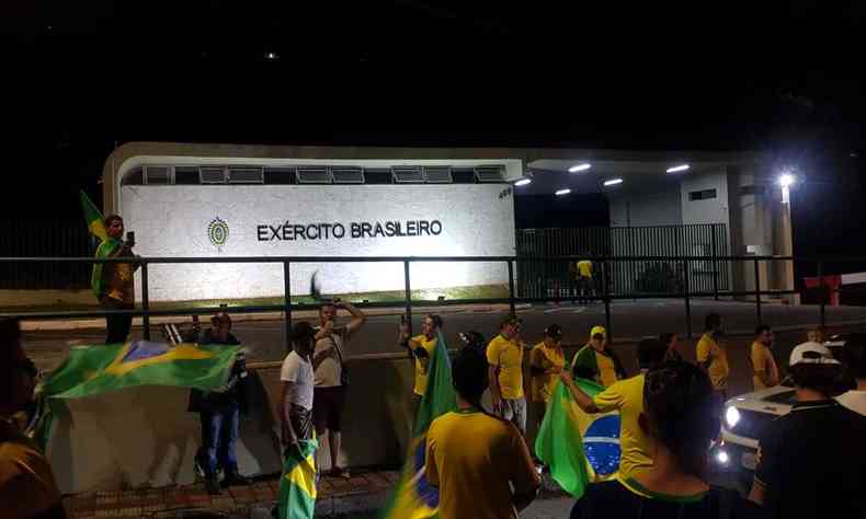 manifestantes com camisa do Brasil, em frente  Regio do Exrcito, de noite, na Avenida Raja Gabaglia.