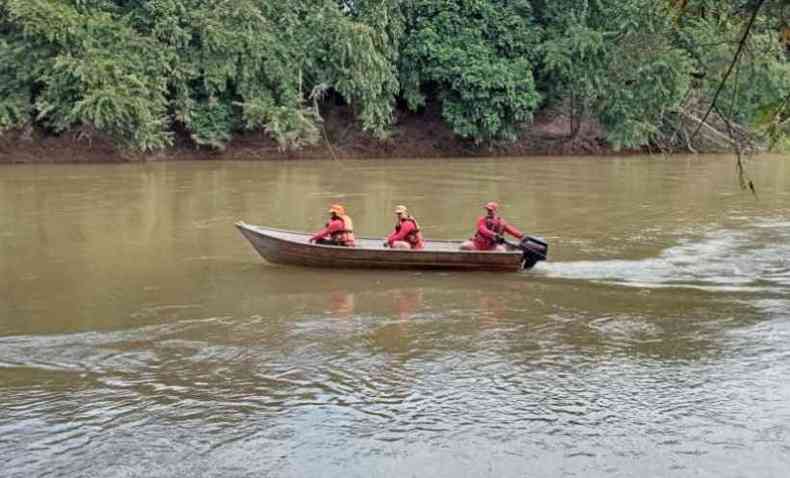Os militares do Corpo de Bombeiros esto percorrendo o Rio Doce, de barco, nas buscas pelo homem desaparecido(foto: Divulgao Corpo de Bombeiros)