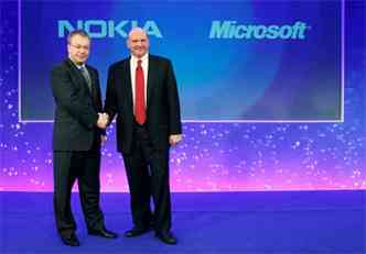 Diretor executivo da Nokia Stephen Elop ( esquerda) cumprimenta o diretor da Microsoft, Steve Ballmer (foto: REUTERS/Luke MacGregor/Files)