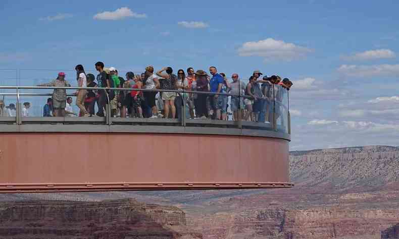 passarela muito alto cheia de pessoas no Grand Canyon West