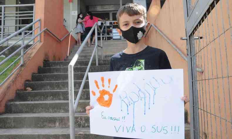 Rodrigo Martins, de 10 anos, no Centro de Saude Marco Antonio de Menezes, na avenida Petrolina, 871