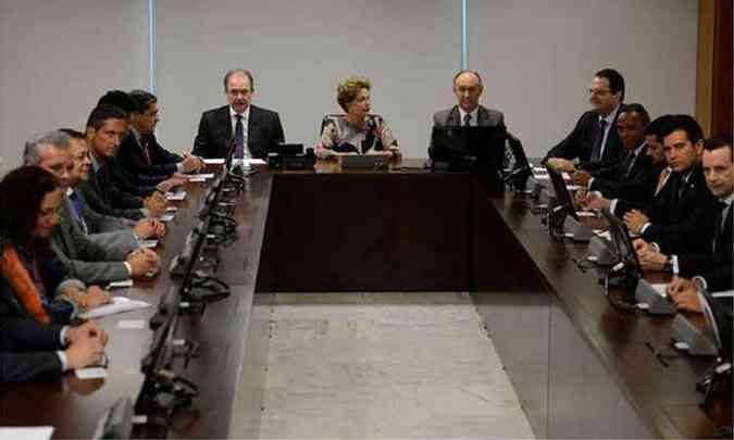 Dilma Rousseff tentou abafar a crise ontem em reunio com a base aliada e foi aconselhada a enviar uma proposta alternativa para a correo da tabela do IR(foto: Jos Cruz/ABR)